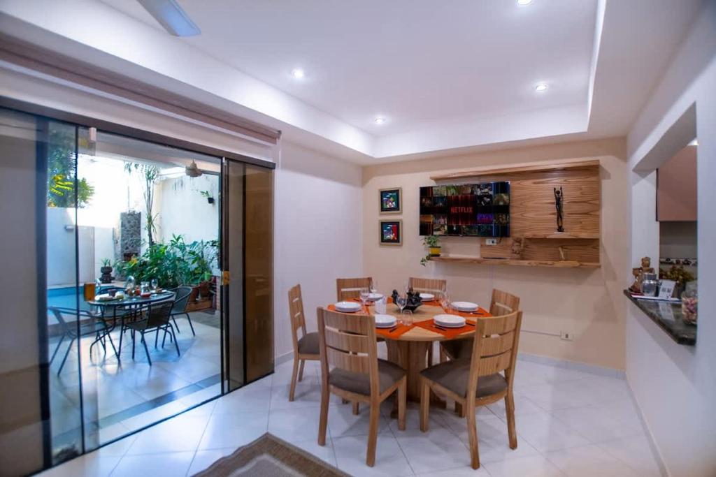 Great 2BR Apt with POOL BBQ and Free Parking