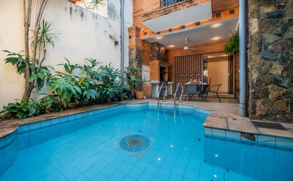 Great 2BR Apt with POOL BBQ and Free Parking