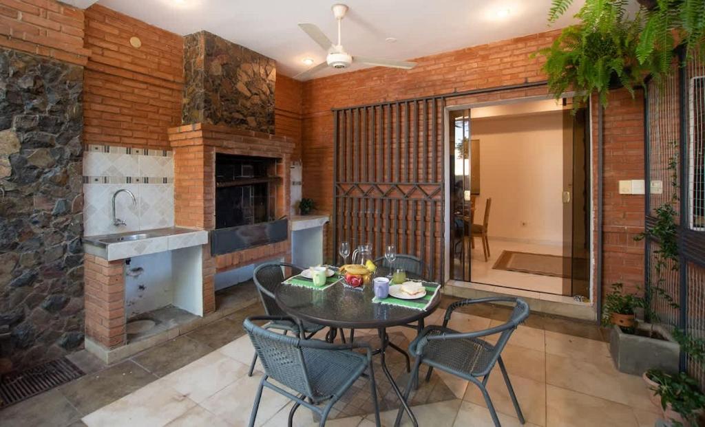 Great 2BR Apt with POOL BBQ and Free Parking