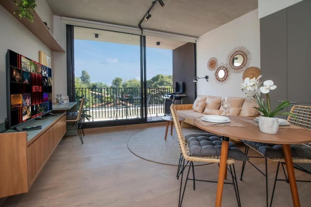 Contemporary Gem 1BR Pool & BBQ 105 Contemporary Gem 1BR Pool & BBQ 105