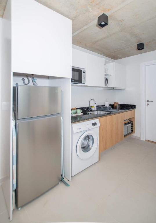 Modern 1BR Walk to Malls Gym Pool & City View Modern 1BR Walk to Malls Gym Pool & City View