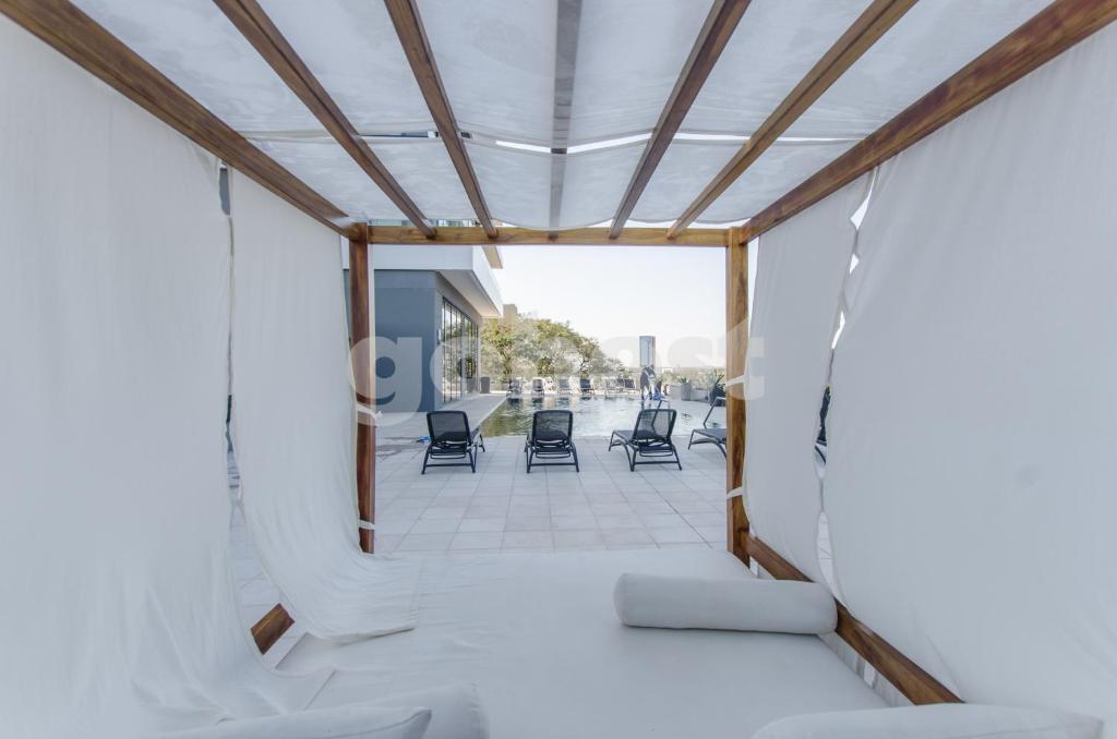 Versatile 2 bedroom apt near La Galeria