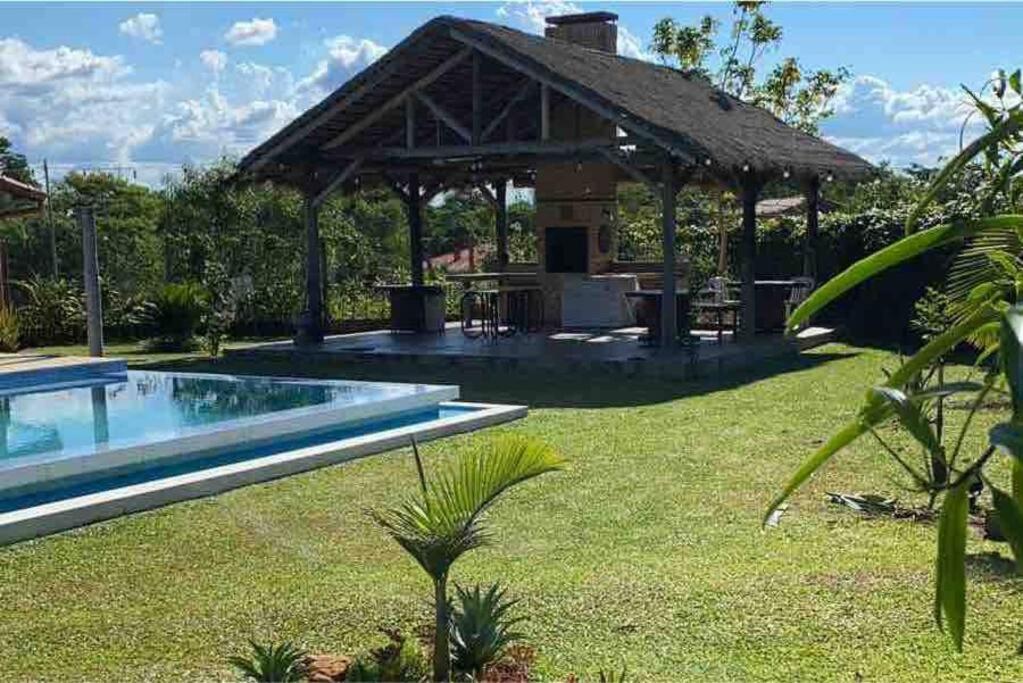 Casa con Piscina, Quincho, Cancha de Futbol/Volley Casa con Piscina, Quincho, Cancha de Futbol/Volley