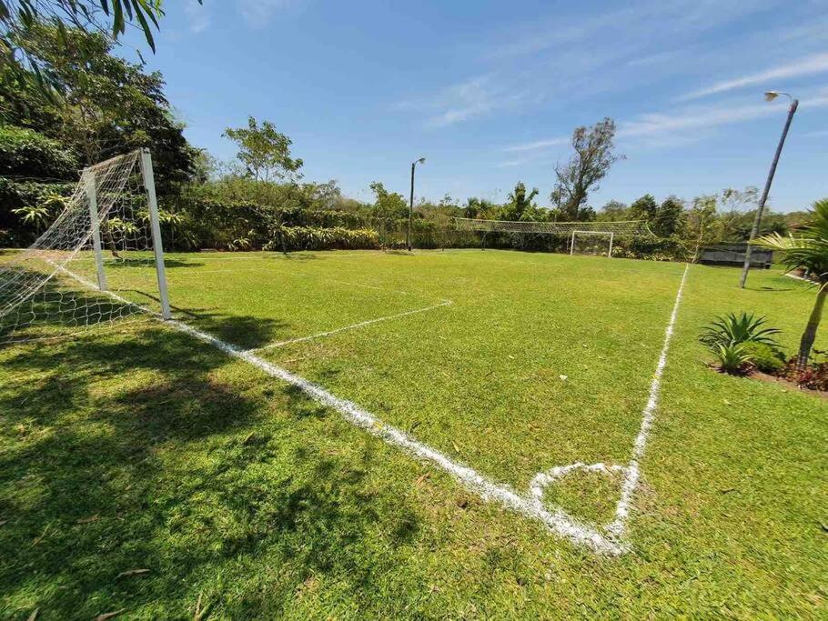 Casa con Piscina, Quincho, Cancha de Futbol/Volley Casa con Piscina, Quincho, Cancha de Futbol/Volley