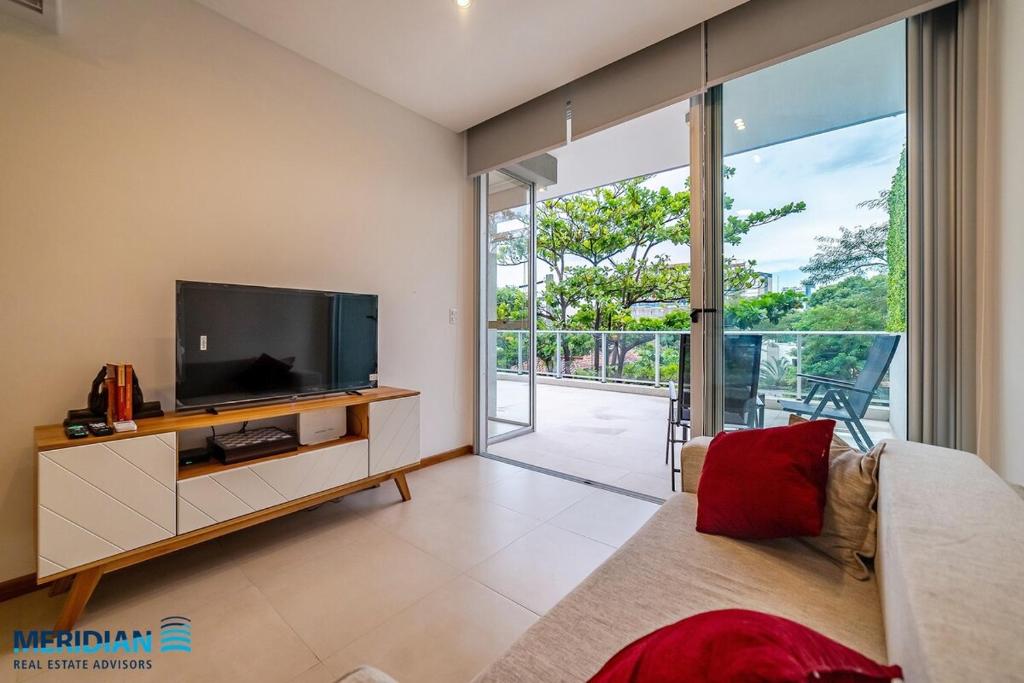 102 Meters from the Shopping del Sol with Patio Privado!