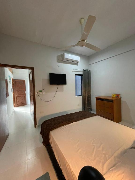 Apartamento minimalista con balcón