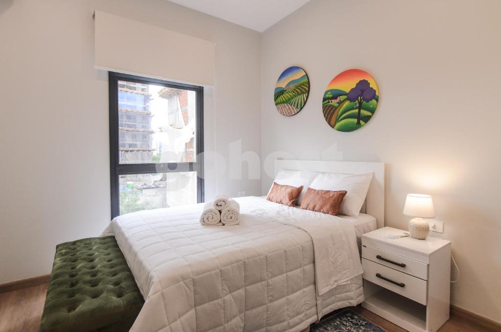 Luxury 2 BR Villa Morra Apt w AC, Pool & Gym Luxury 2 BR Villa Morra Apt w AC, Pool & Gym