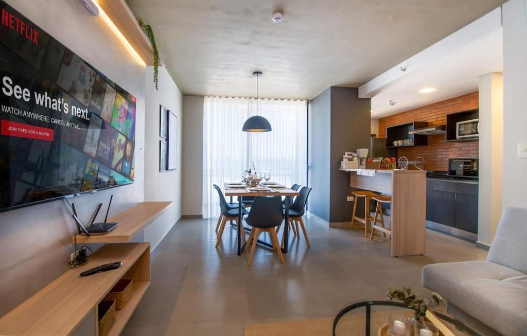 Modern 2BR Apt with Balcony Free Parking B53 Modern 2BR Apt with Balcony Free Parking B53