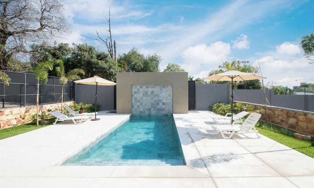 Modern and Cozy 2 BR Apt with Pool Free Parking Modern and Cozy 2 BR Apt with Pool Free Parking
