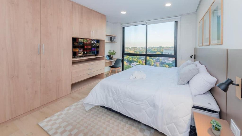 Modern Studio Rooftop Pool & City View 200Mbps