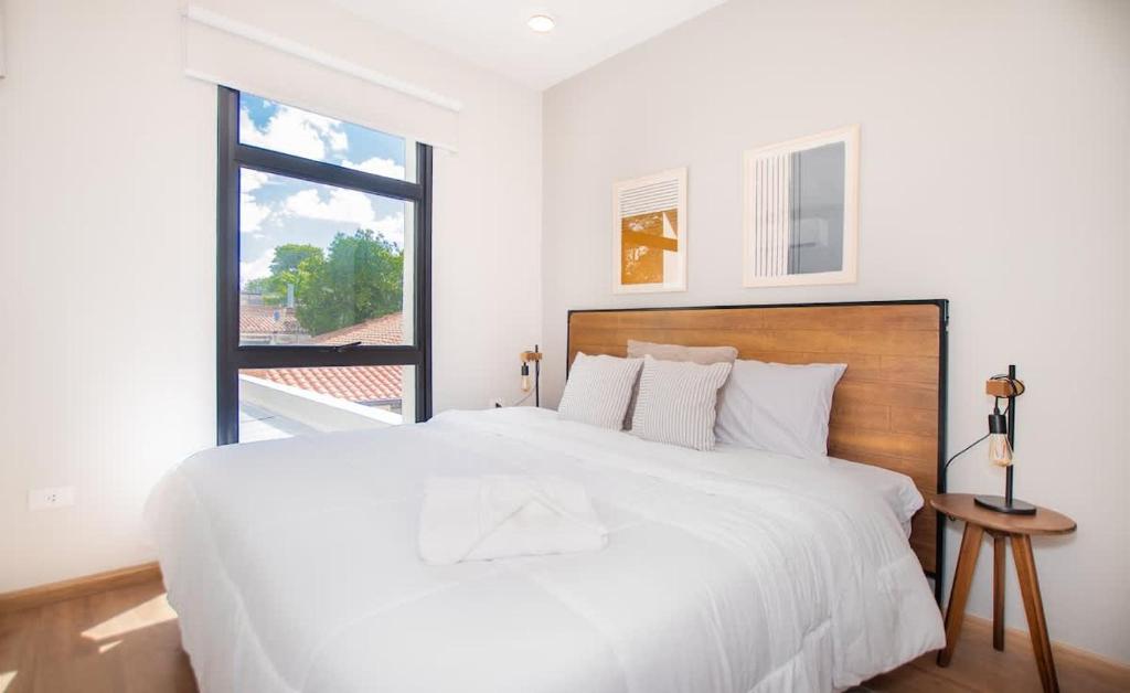 Stylish 1BR King bed Pool Gym BBQ Prime Area