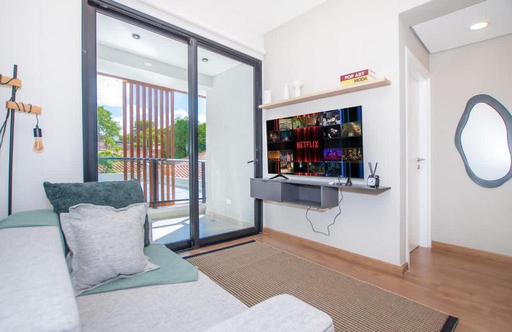 Stylish 1BR King bed Pool Gym BBQ Prime Area