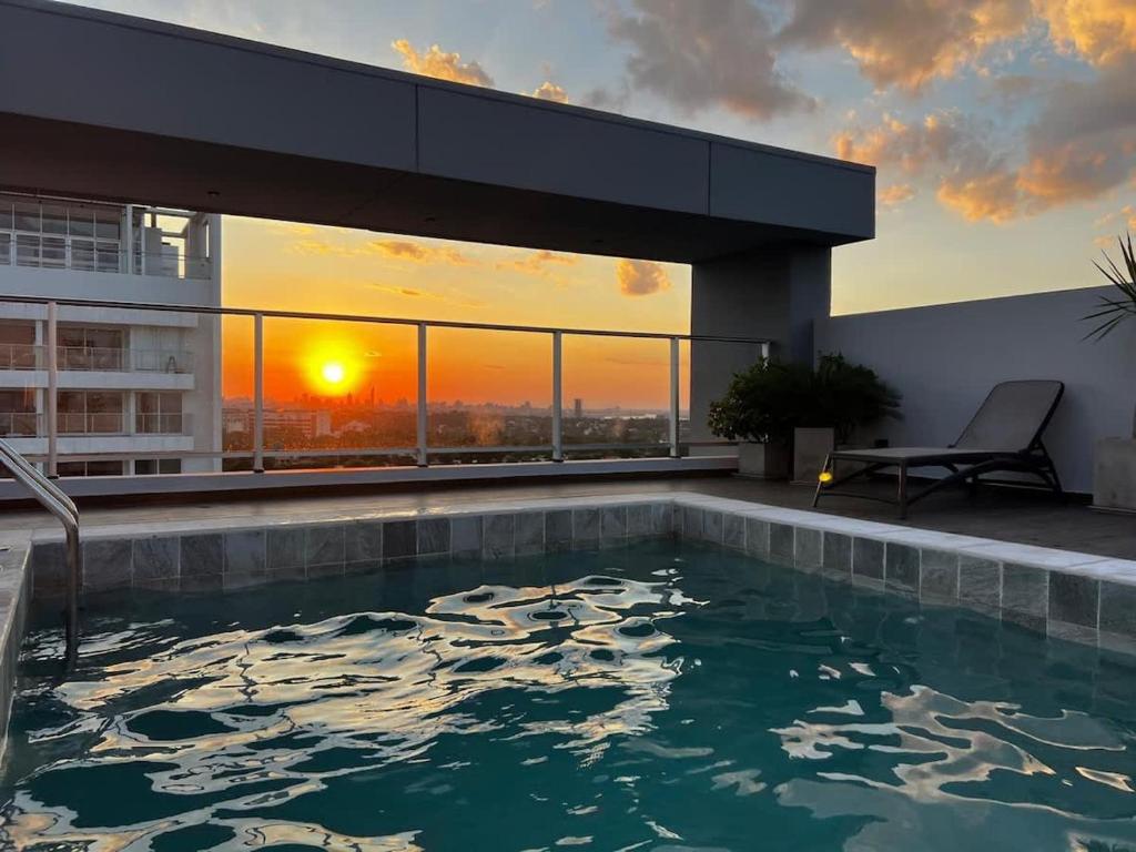 Stylish 2BR Pool Gym City Views Prime Spot Stylish 2BR Pool Gym City Views Prime Spot