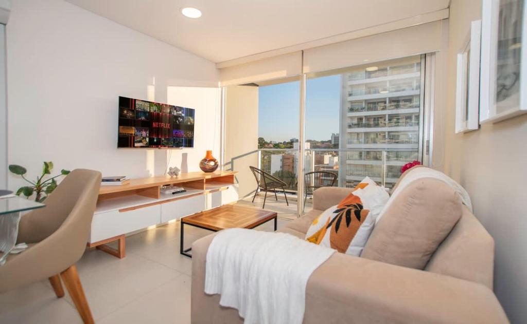 Stylish 2BR Pool Gym City Views Prime Spot Stylish 2BR Pool Gym City Views Prime Spot